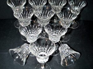 VILLEROY BOCH Lot 12 verres à vin en cristal taillé - modèle Royal VB H14.5cm