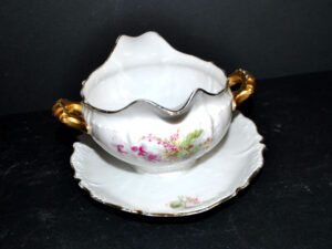 Saucière verseuse vintage en porcelaine fleurie et dorure