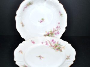 Saladier vintage en porcelaine fleurie et dorure + plat rond assorti
