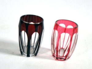 SAINT-LOUIS Lot 2 verres liqueur shooter cristal doublé Overlay rouge gravé