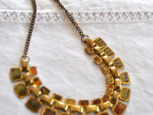 Collier DESIGUAL Style ethnique Bijou fantaisie doré et motifs kaki