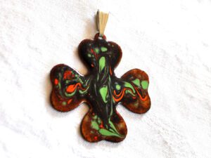 Pendentif vintage trèfle en émaux sur cuivre BIJOU CREATEUR émaillé 1970-80