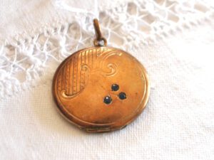 Pendentif Médaillon Porte-photo en métal doré et cabochons 1920-1930