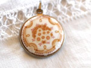 MICHAELA FREY Pendentif vintage en métal médaillon émaillé fleuri