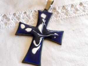 Pendentif vintage croix en émaux sur cuivre BIJOU CREATEUR émail bleu cobalt