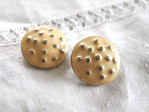 Boucles d'oreilles CLIPS émaillé pois crème ivoire - Bijou vintage doré