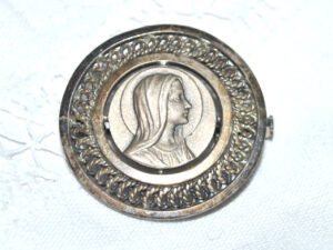 Broche médaillon Ste Odile en ARGENT 800 poinçon crabe contour filigrane