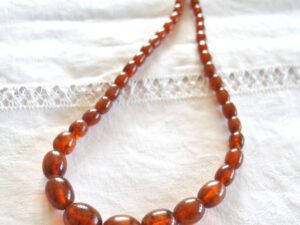 Collier de perle olives en bakélite façon ambre - bijou vintage