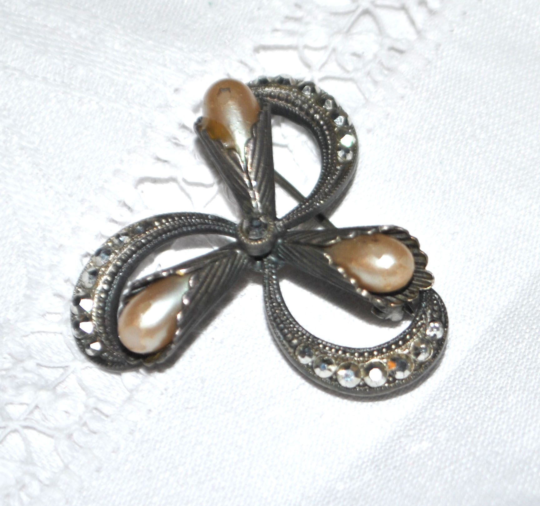 Broche trèfle en plaqué Argent décor strass et perles – Image 3