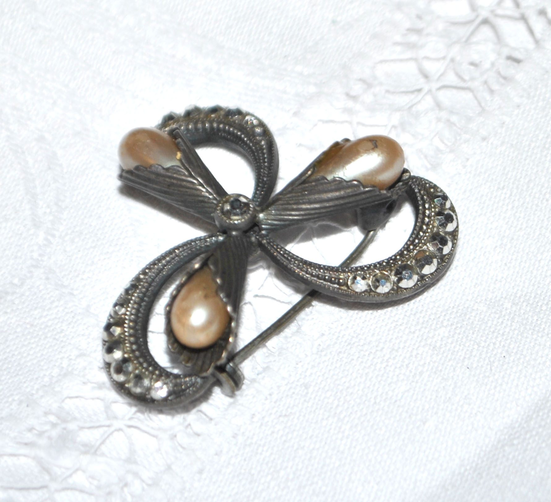 Broche trèfle en plaqué Argent décor strass et perles – Image 4