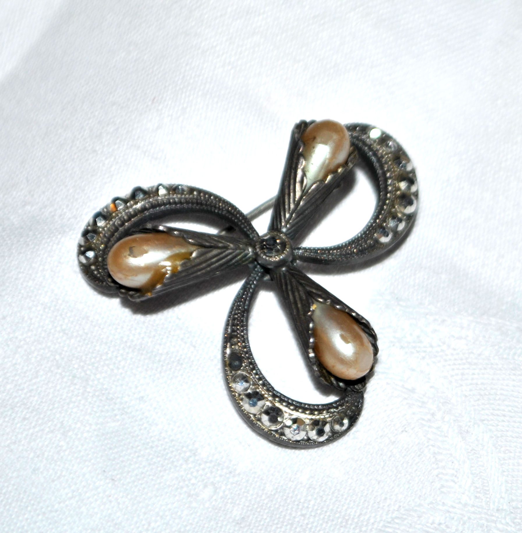 Broche trèfle en plaqué Argent décor strass et perles – Image 5