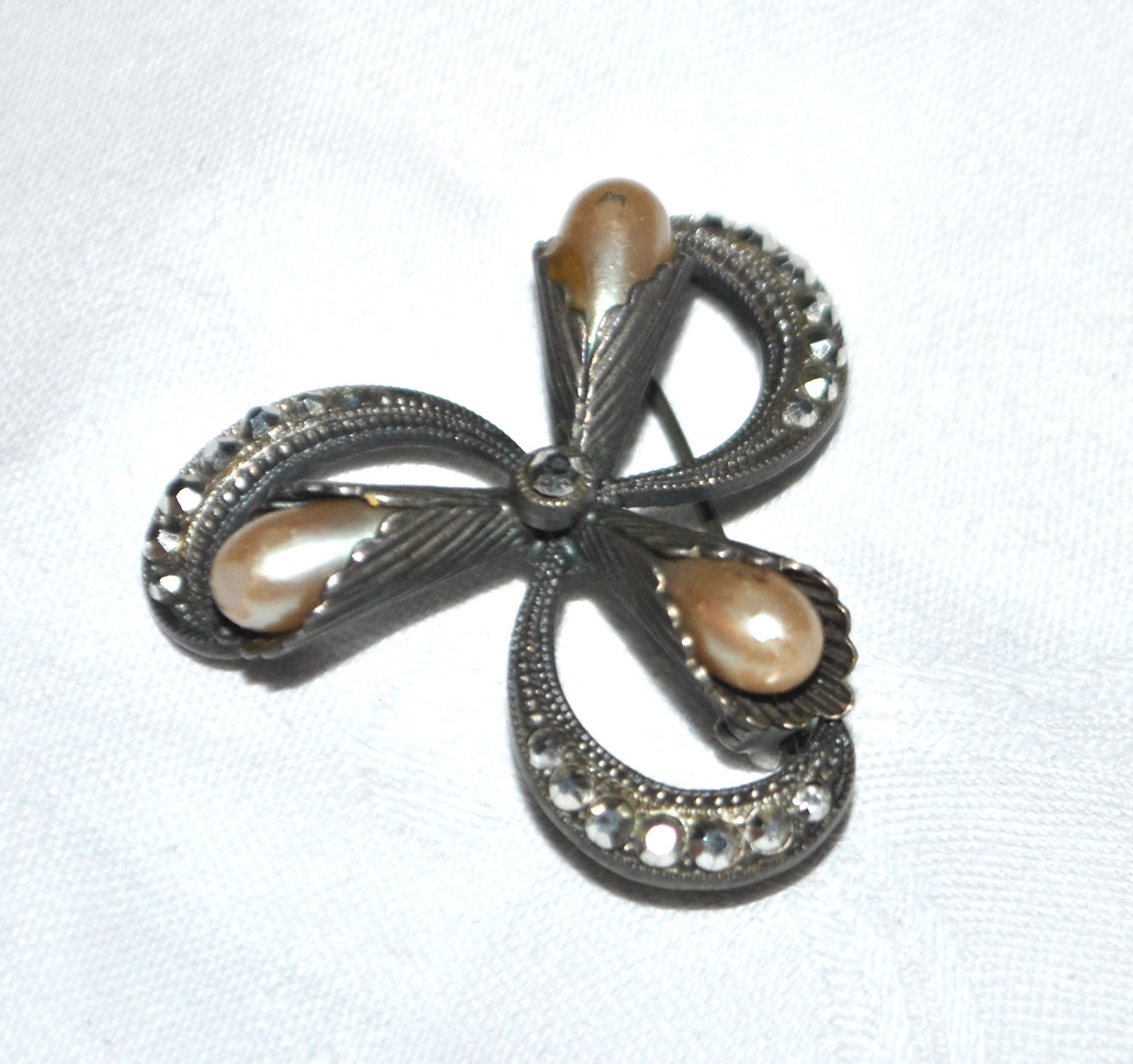Broche trèfle en plaqué Argent décor strass et perles – Image 6