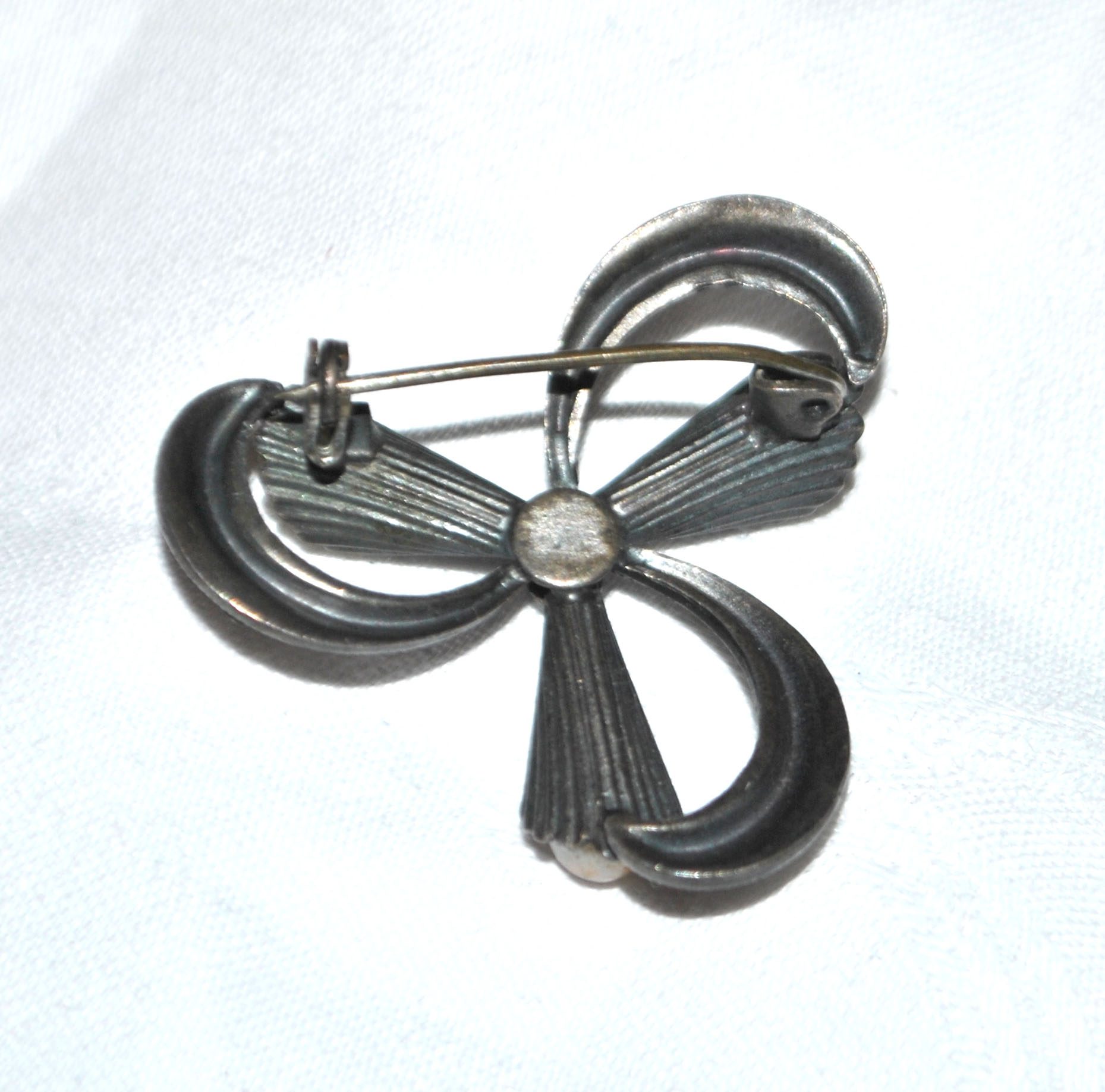 Broche trèfle en plaqué Argent décor strass et perles – Image 7