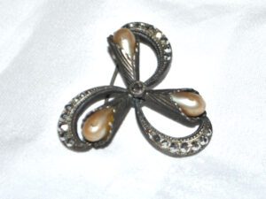 Broche trèfle en plaqué Argent décor strass et perles