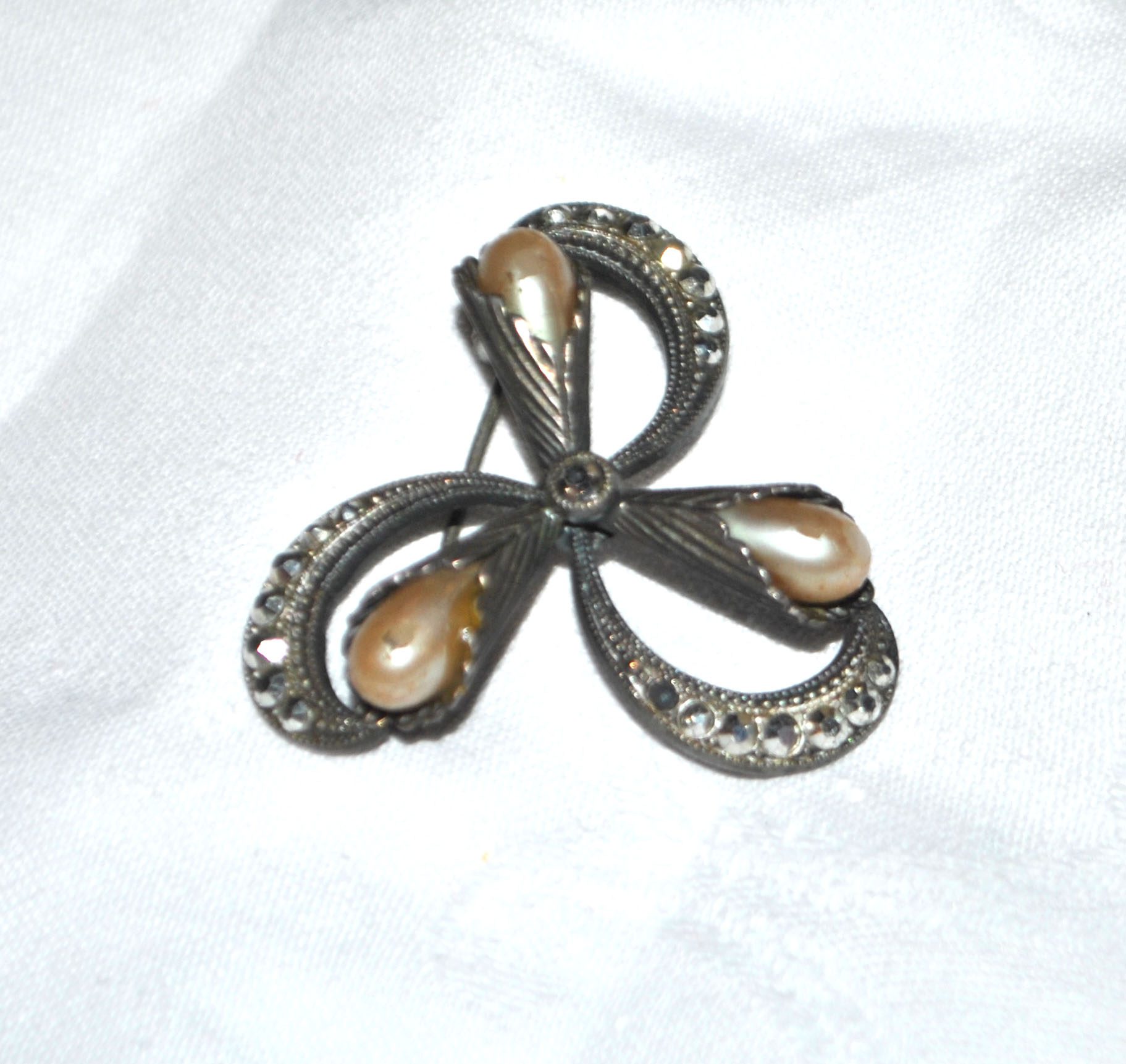 Broche trèfle en plaqué Argent décor strass et perles