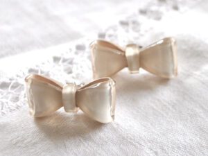 Boucles d'oreilles Nœuds en résine couleur crème