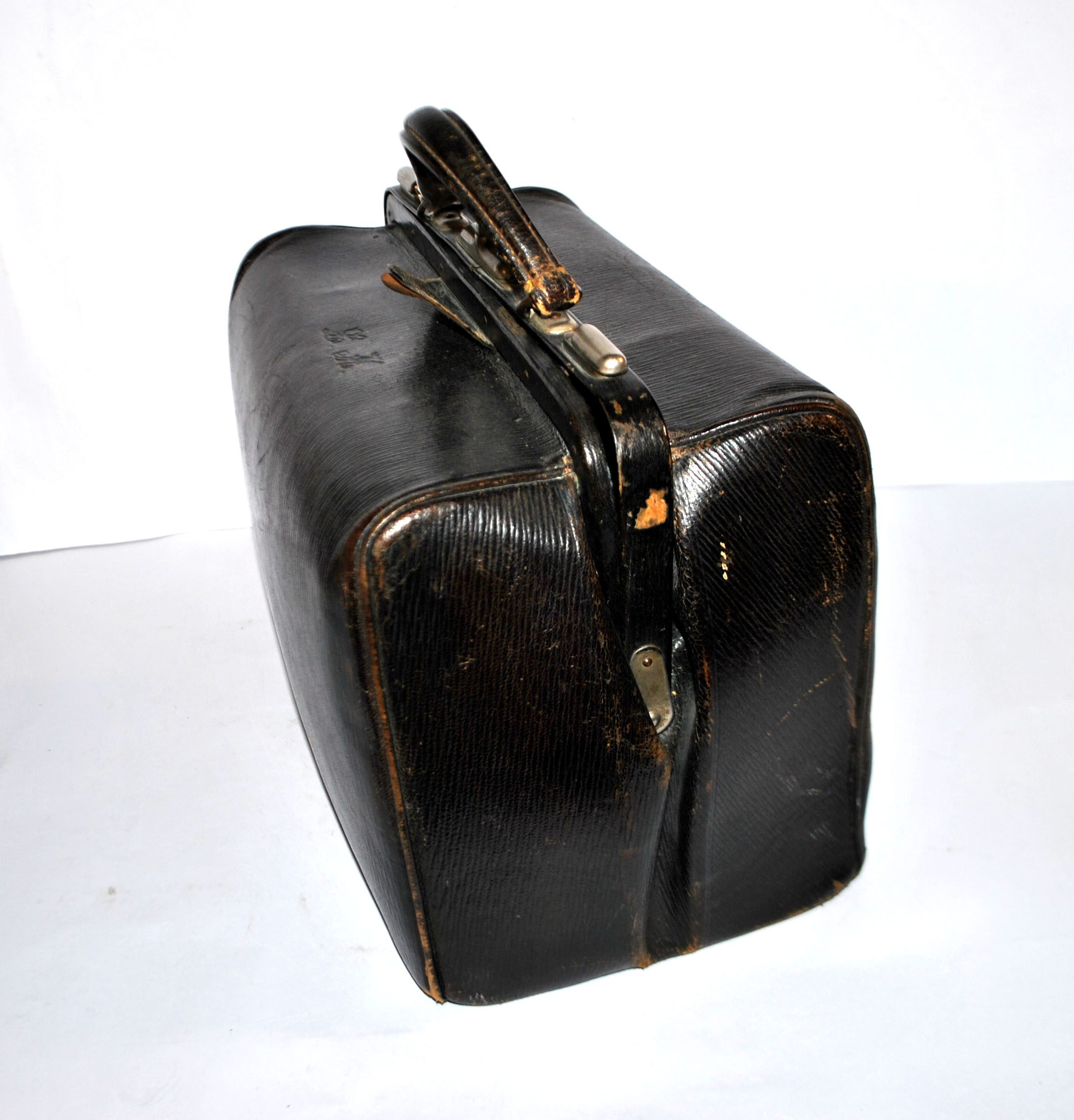 MOYNAT Sac de voyage ancien en cuir - mallette de docteur monogramme LM – Image 7