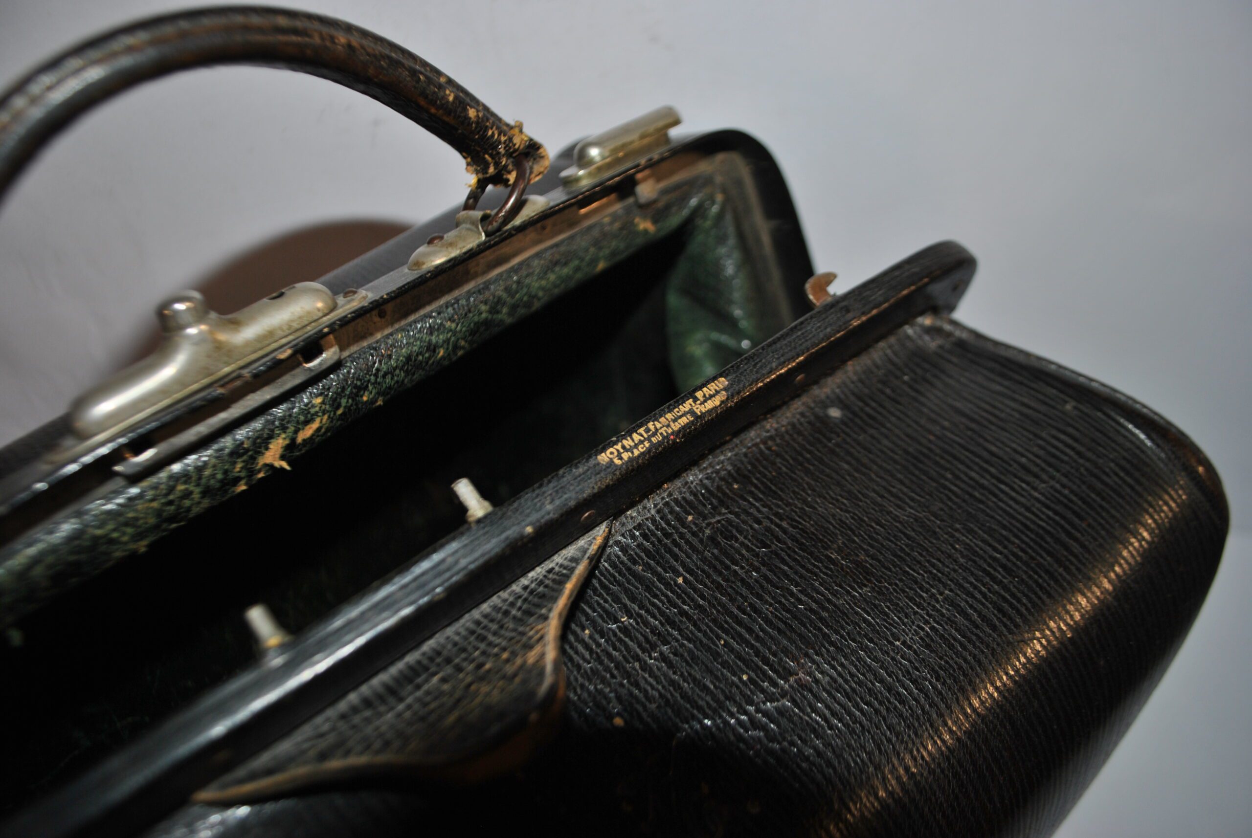 MOYNAT Sac de voyage ancien en cuir - mallette de docteur monogramme LM – Image 13