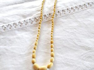 Collier ancien en perle ovale bakélite crème 40cm Bijou rétro 1900