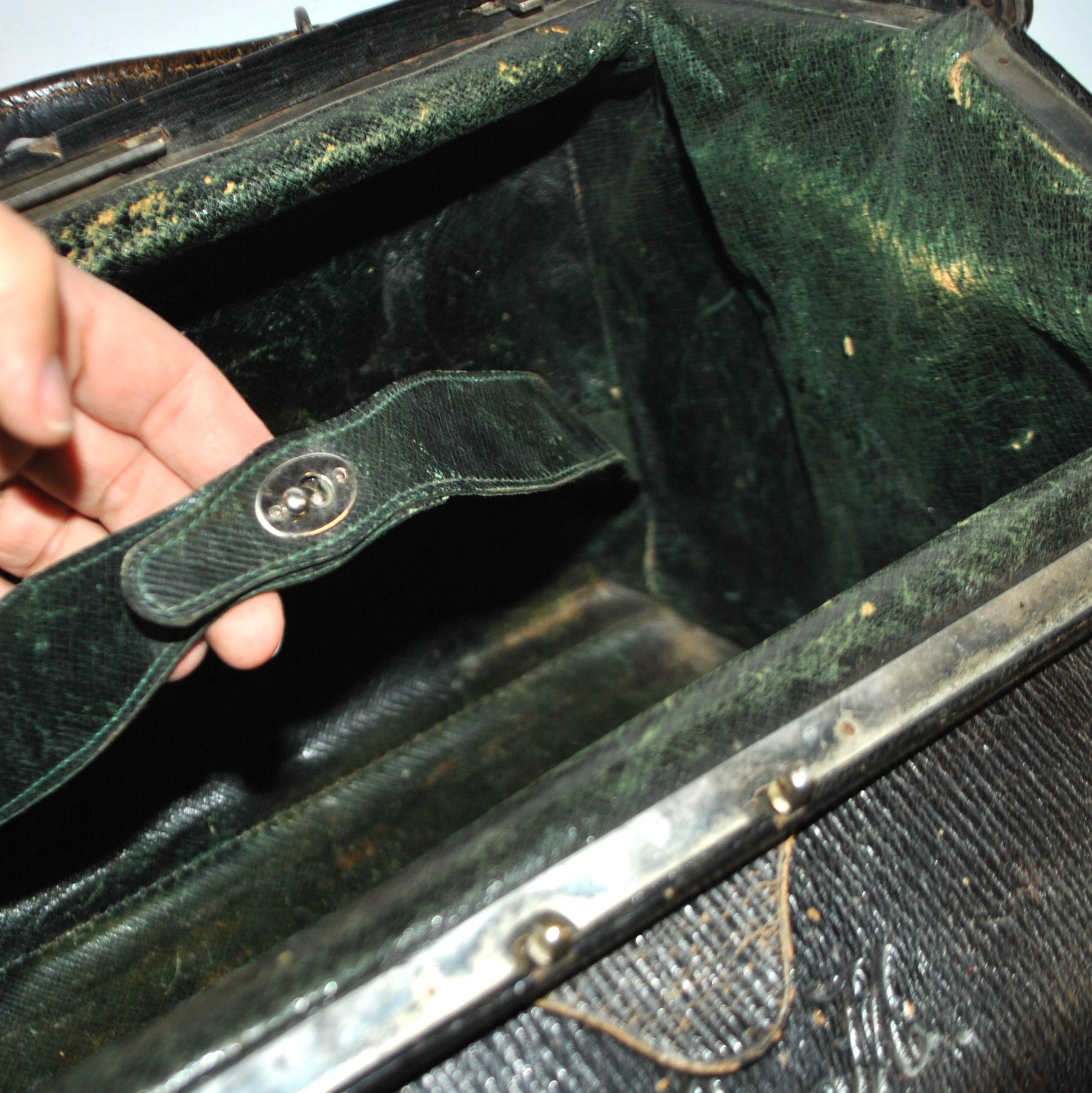 MOYNAT Sac de voyage ancien en cuir - mallette de docteur monogramme LM – Image 15