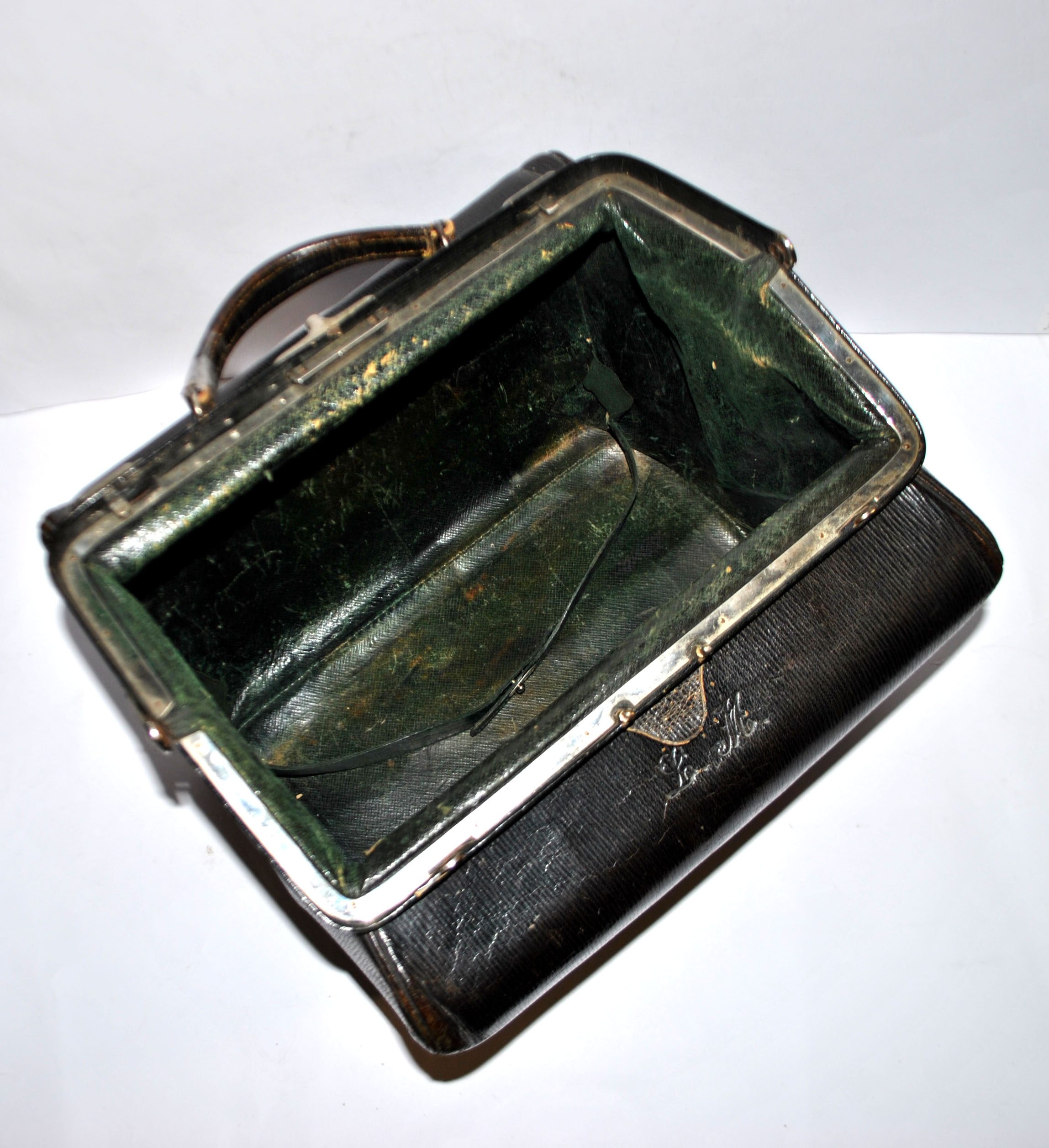 MOYNAT Sac de voyage ancien en cuir - mallette de docteur monogramme LM – Image 17