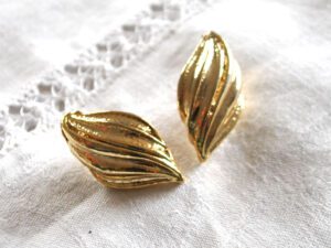 Boucles d'oreilles flamme clous en métal doré - bijou vintage
