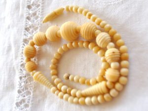 Collier ancien en perle sculptée bakélite crème 40cm Bijou rétro 1900