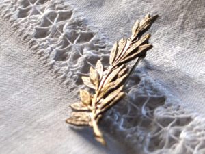 Broche laurier ancienne en métal argenté