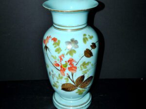 Vase Charles X en opaline bleu décor fleuri peint 31 cm UV fluo