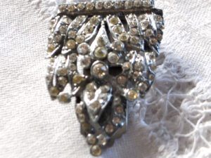 Broche Clip de Corsage en métal argenté et strass Pince-robe Bijou Art Déco 1930