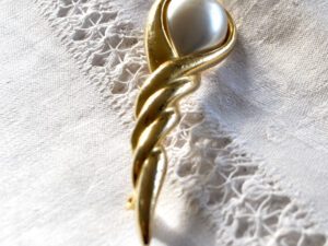 Broche vintage tresse et cabochon nacré en métal doré