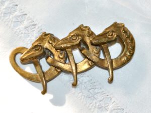 Boucle de ceinture en bronze doré orné de chevaux antiques stylisés