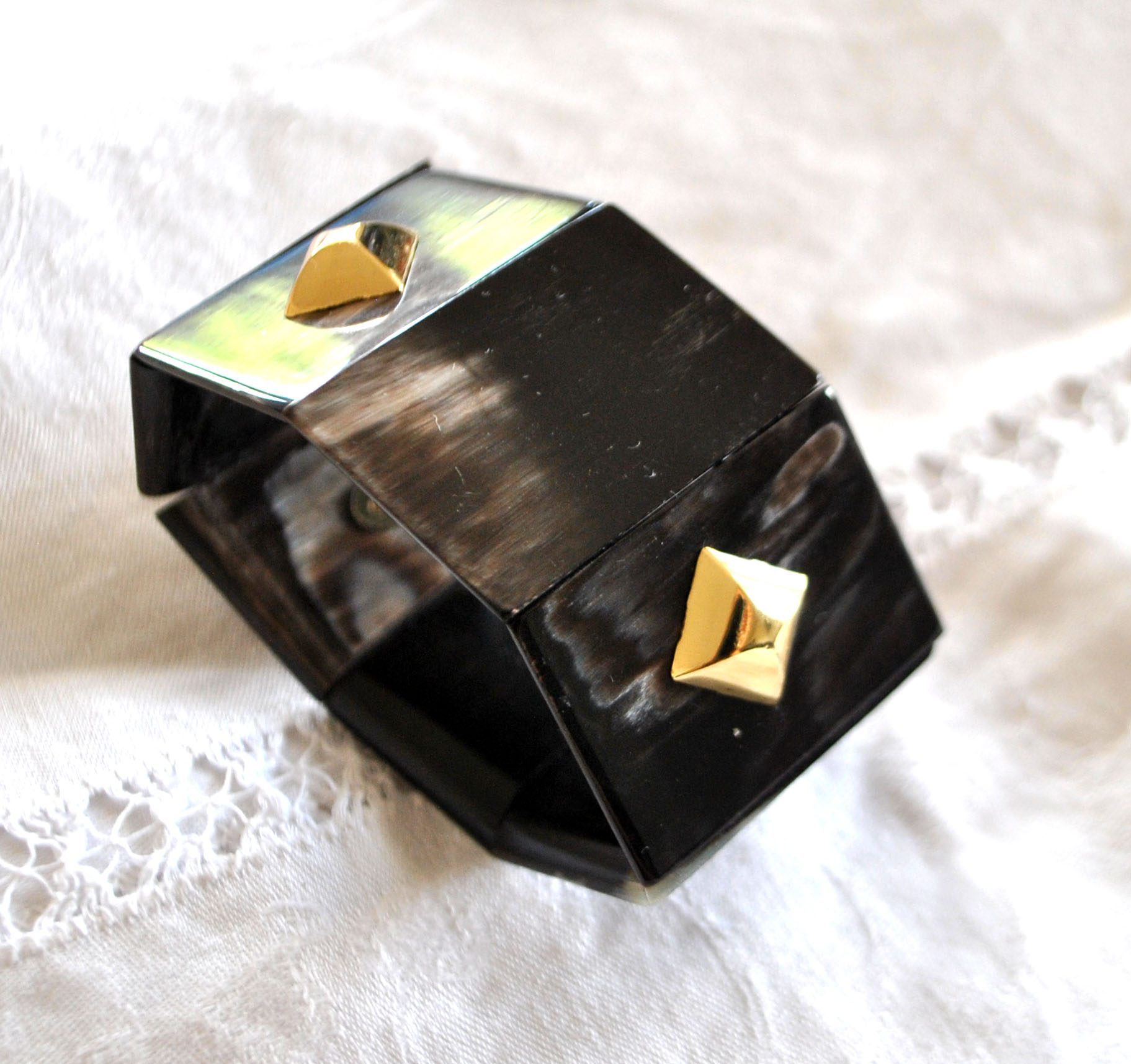 Bracelet Manchette Design en corne noir et pointe clou doré - Bijou créateur vintage – Image 9