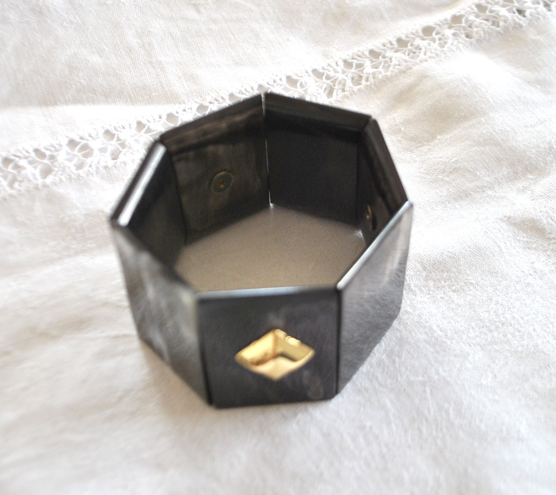 Bracelet Manchette Design en corne noir et pointe clou doré - Bijou créateur vintage – Image 2