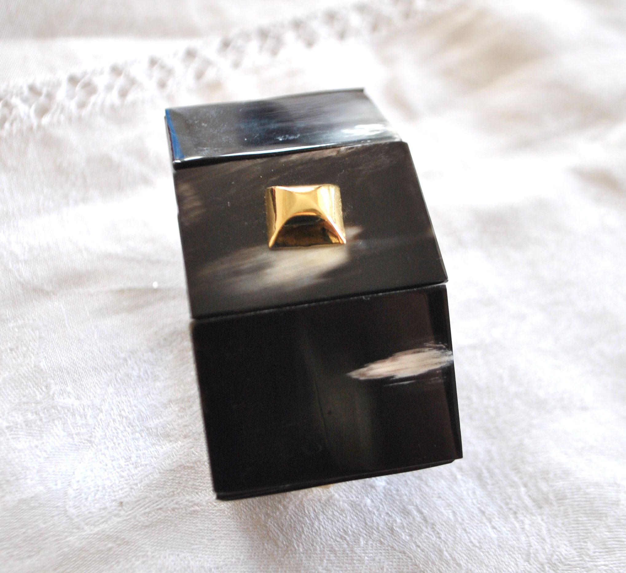Bracelet Manchette Design en corne noir et pointe clou doré - Bijou créateur vintage – Image 3