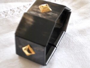Bracelet Manchette Design en corne noir et pointe clou doré - Bijou créateur vintage