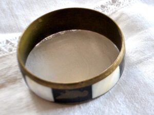 Bracelet Jonc ETHNIQUE nacre et laiton doré PERROQUET - Bijou vintage