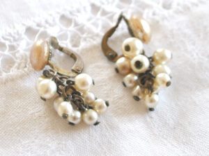 Boucles d'oreilles CLIPS vintage orné de perles nacré en Grappe