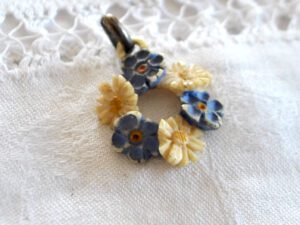 Pendentif anneau fleuri ancien Bijou collier en bakélite crème rétro 1900-1920
