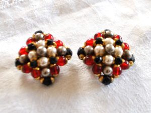 Boucles d'oreilles CLIPS perles rouge noir - Bijou vintage doré