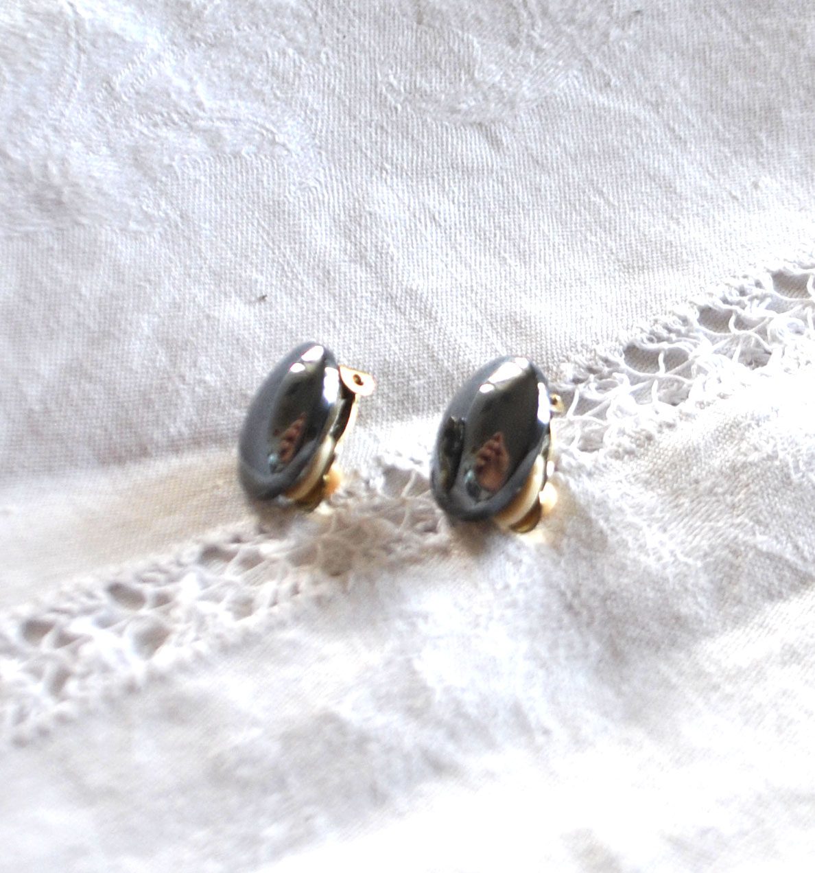 Boucles d'oreilles clips cabochon en pierre hématite - bijou vintage – Image 4