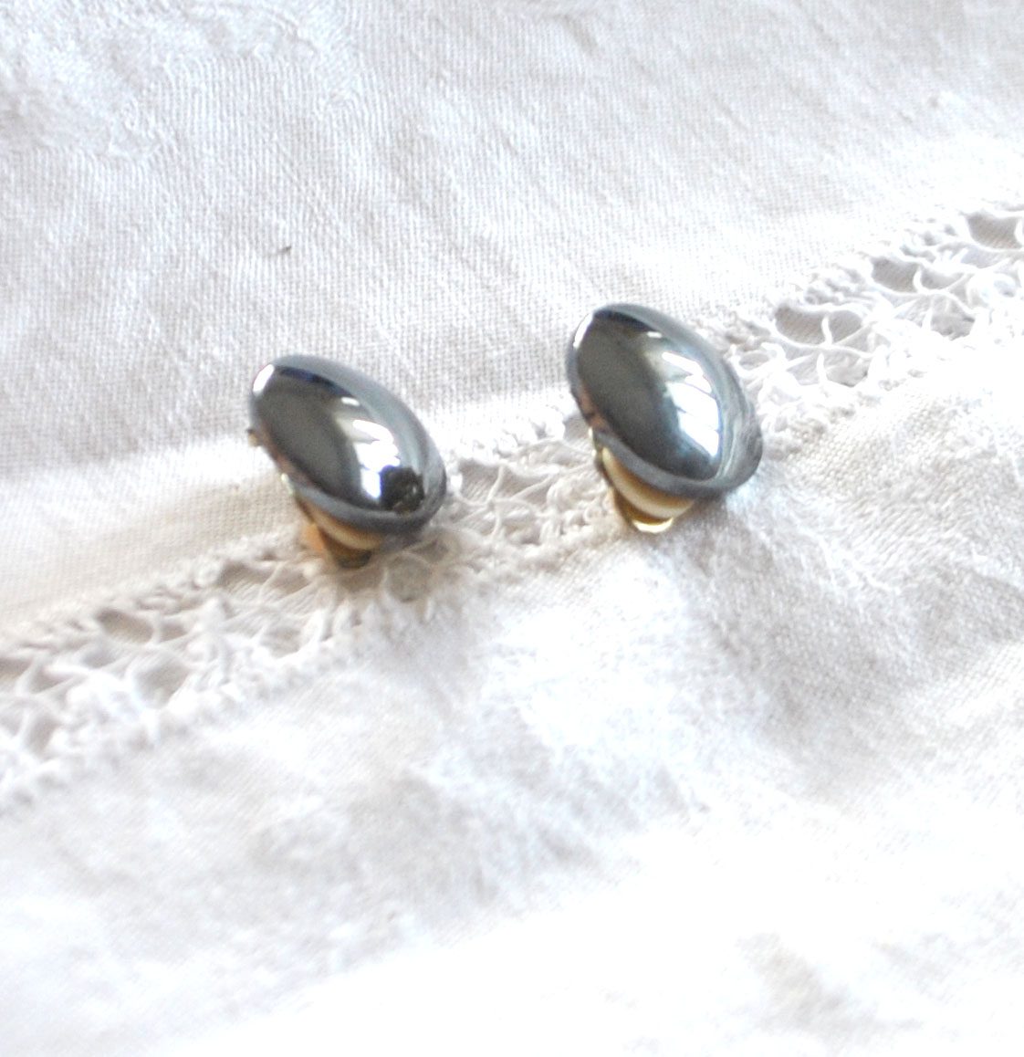 Boucles d'oreilles clips cabochon en pierre hématite - bijou vintage – Image 5