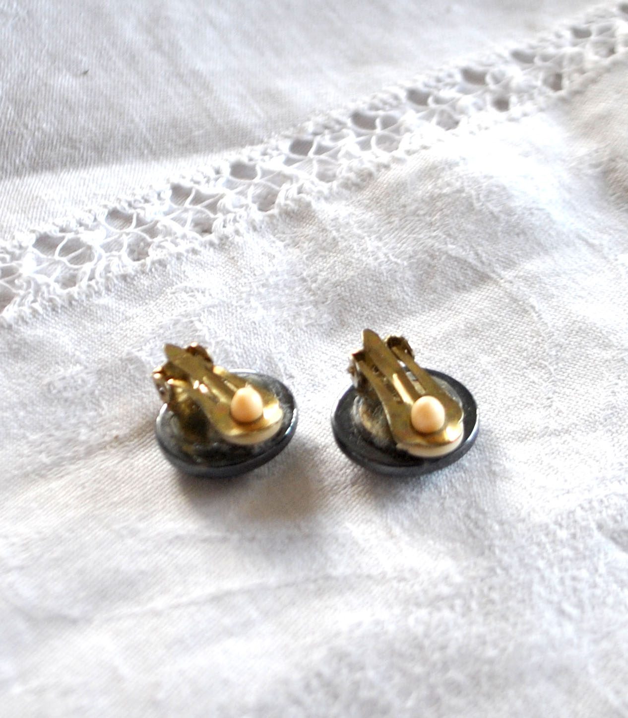 Boucles d'oreilles clips cabochon en pierre hématite - bijou vintage – Image 8