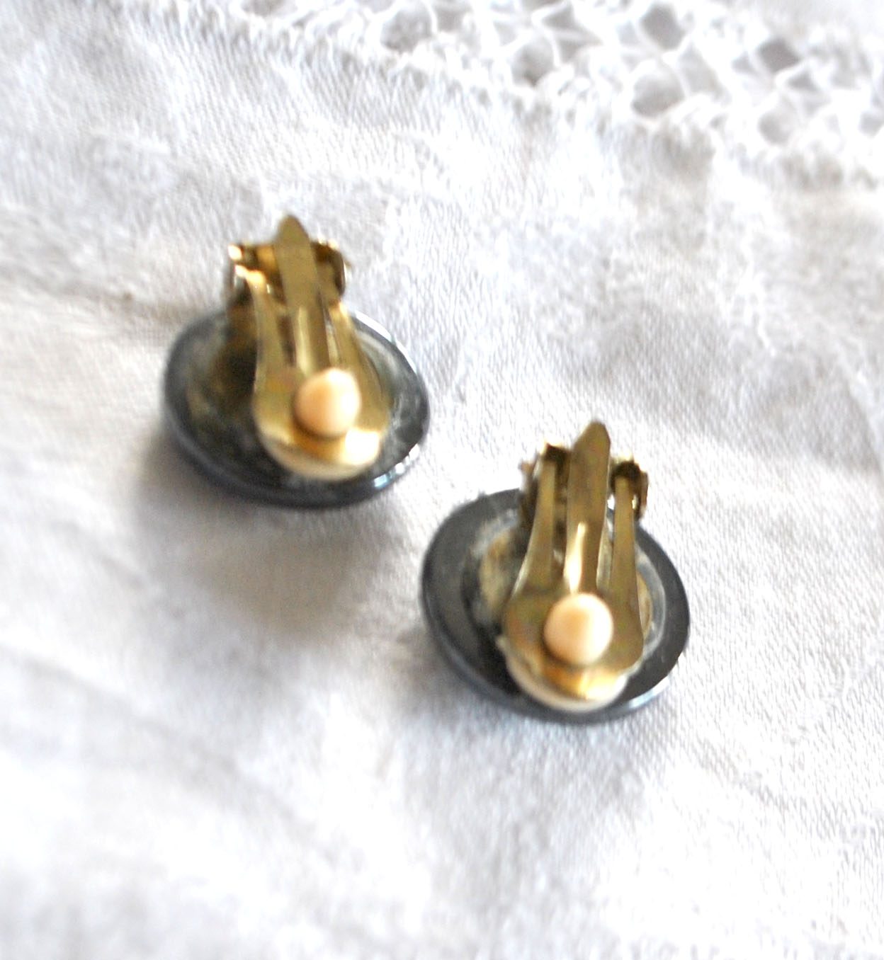 Boucles d'oreilles clips cabochon en pierre hématite - bijou vintage – Image 9