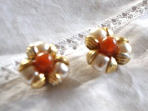 Boucles d'oreilles CLIPS perles nacre et ambre - Bijou vintage doré