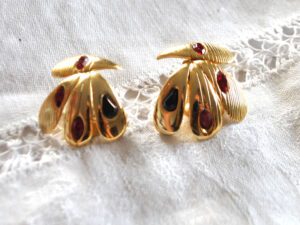 ORENA Boucles d'oreilles CLIPS coquillage strass rouge - Bijou vintage doré