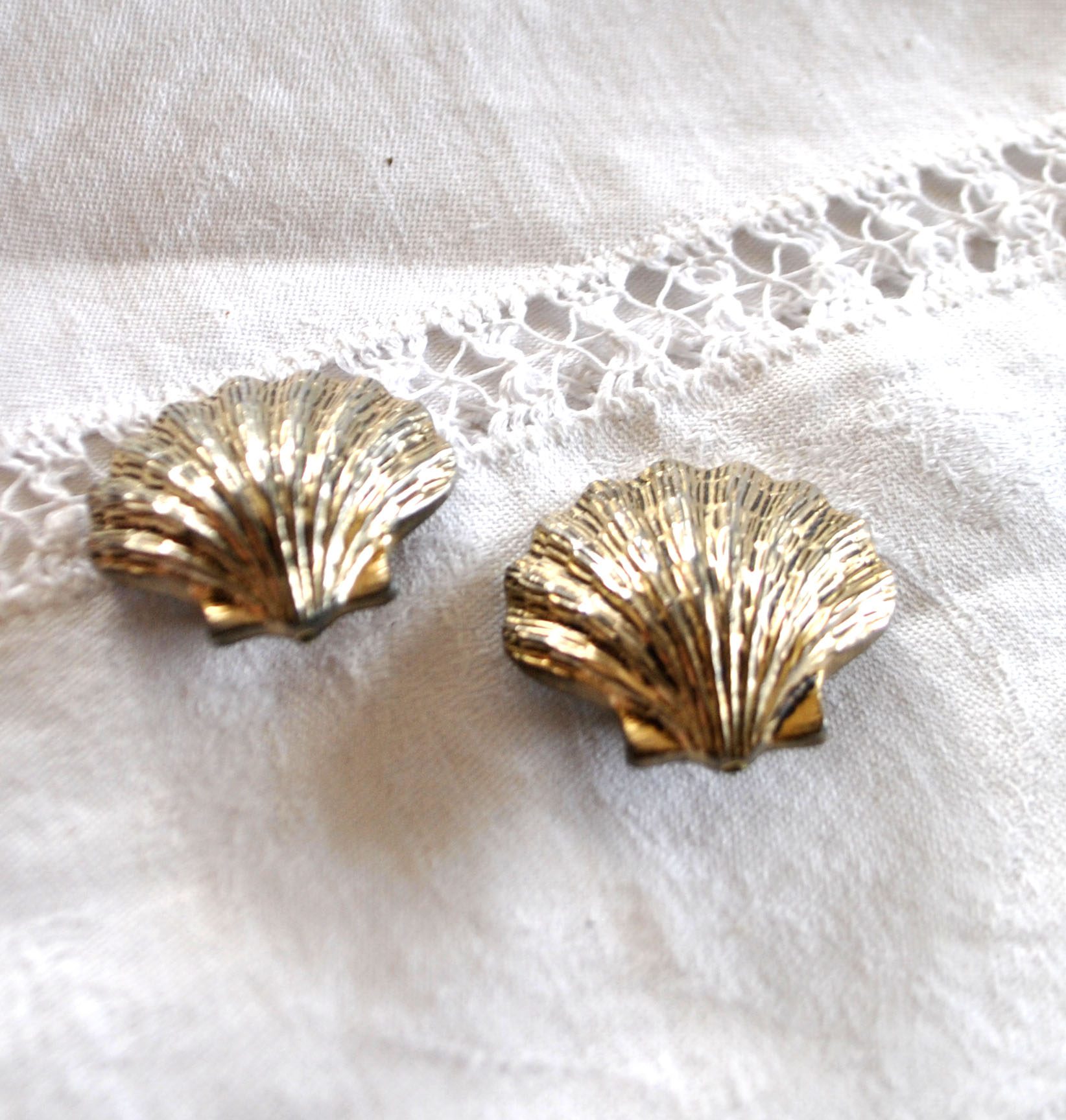 Boucles d'oreilles CLIPS vintage Coquillage argenté 3cm – Image 2