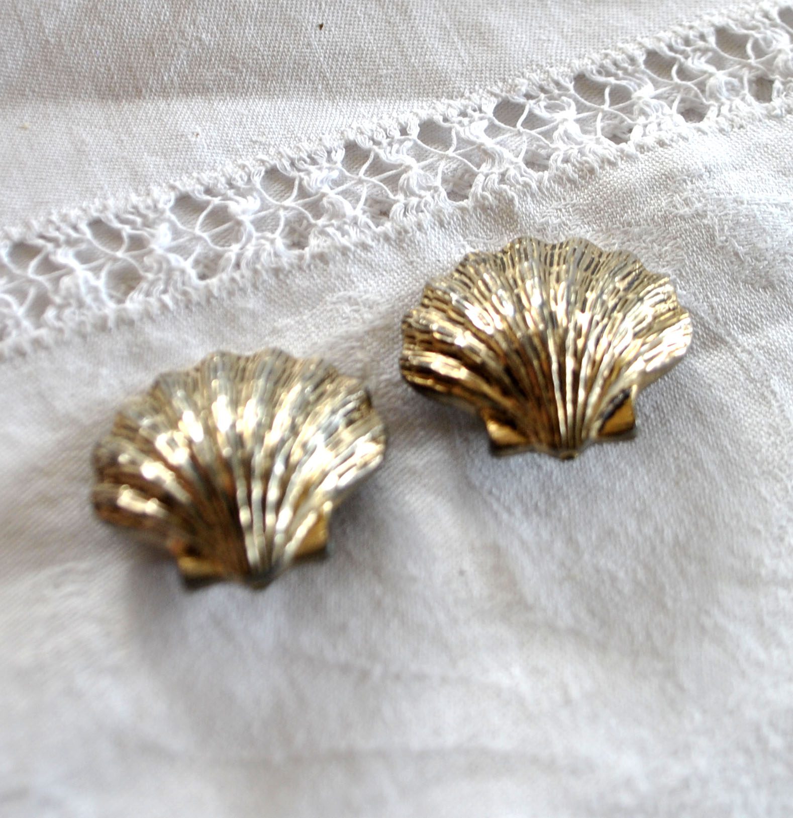 Boucles d'oreilles CLIPS vintage Coquillage argenté 3cm – Image 3