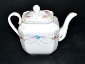 Théière tisanière en Porcelaine Vieux Paris - décor polychrome peint main 19e s.