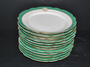 Porcelaine de Paris Lot 12 assiettes plates bordure vert + monogramme JC or